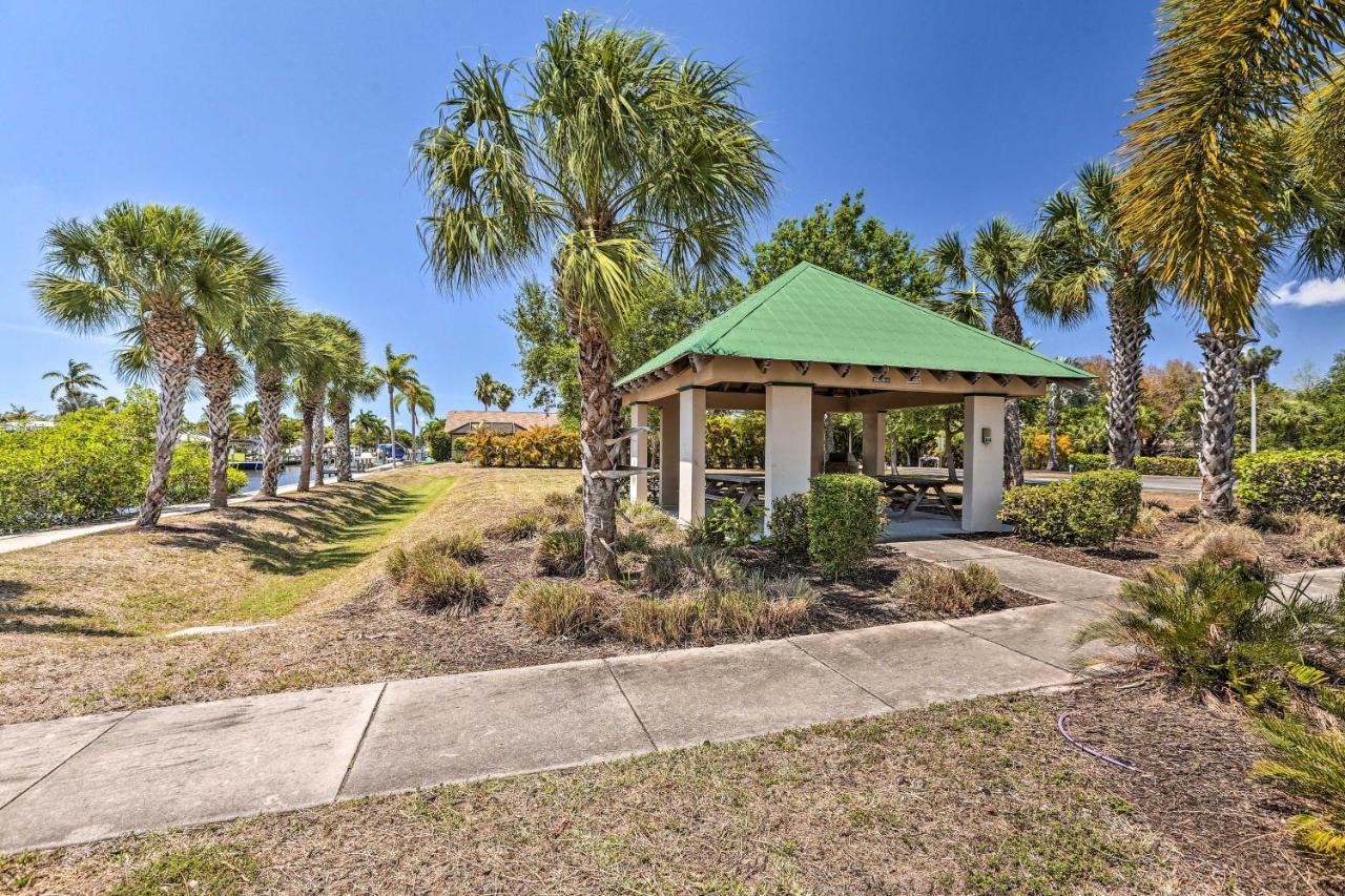 Colorful Cape Coral Retreat With Screened Lanai! Exterior photo