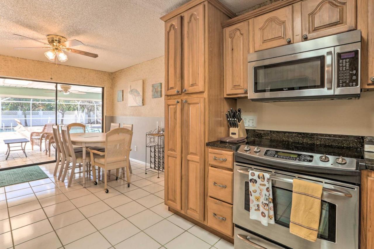Colorful Cape Coral Retreat With Screened Lanai! Exterior photo