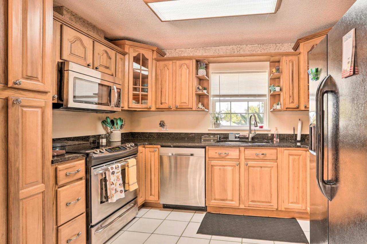 Colorful Cape Coral Retreat With Screened Lanai! Exterior photo